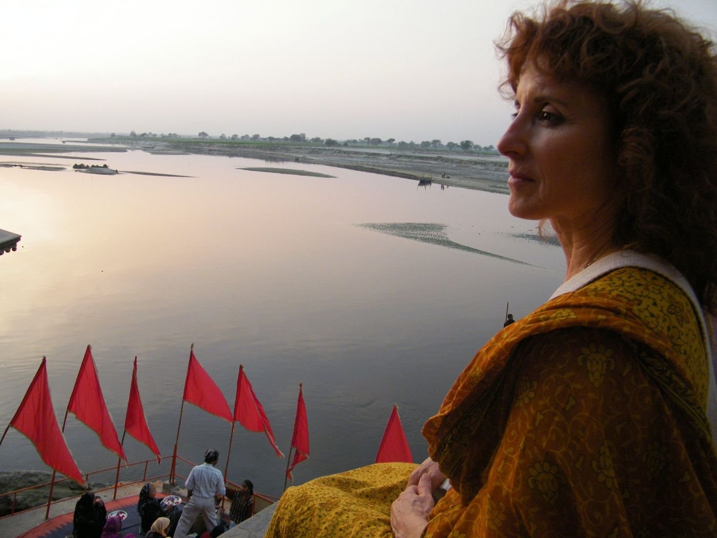 Rachel Revesz au bord du Gange, au coucher du soleil