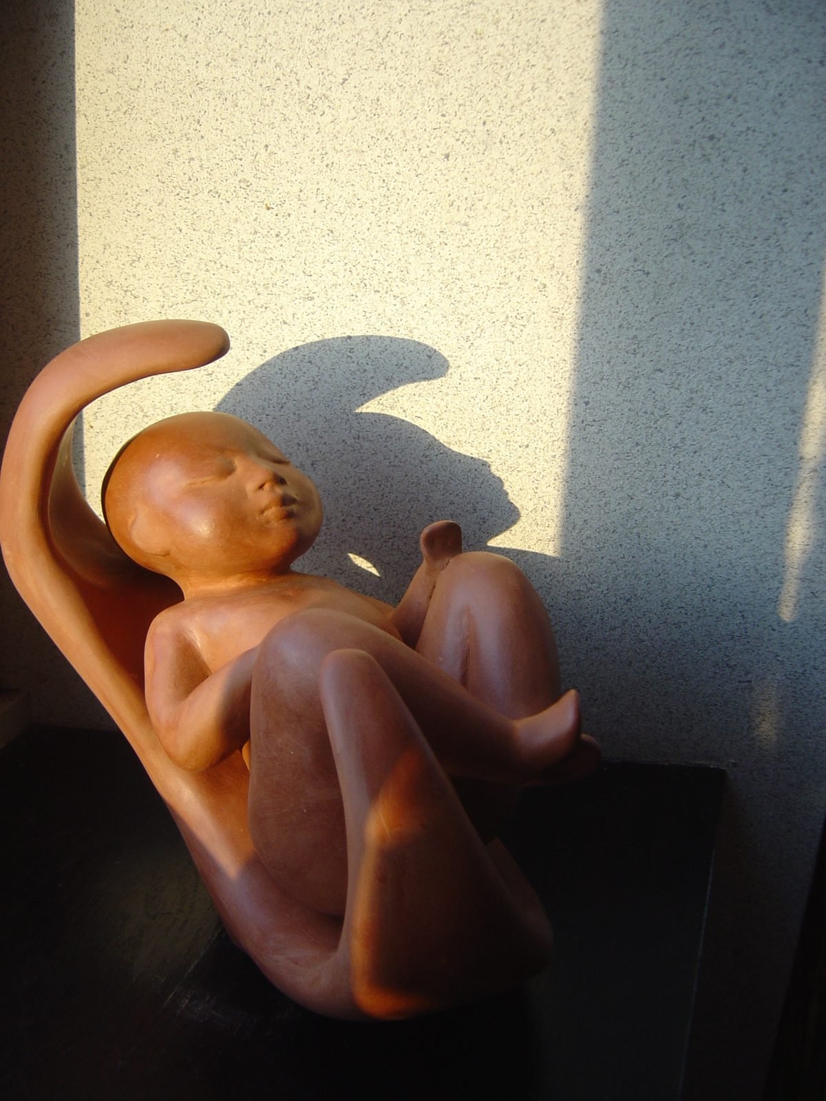 L’enfant soleil, sculpture en terre