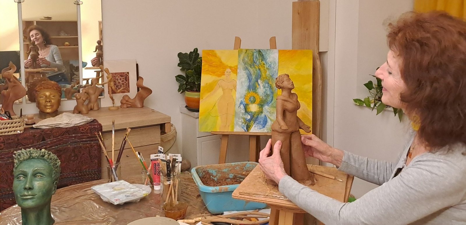 Rachel Revesz modelant une sculpture en terre dans son atelier